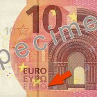 10 Euro Banknote mit Pfeilen zu Euro und EZB in kyrillischer Schrift