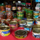 Fischkonserven, Kaviar, eingelegte Gurken und Tomaten, Getränke bei einem Verkaufsstand in Russland