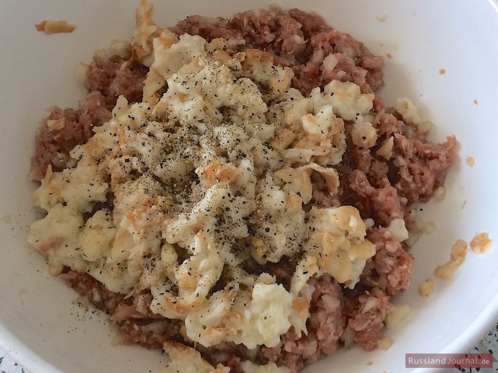 Hackfleisch-Masse mit Weißbrot, Salz und Pfeffer für russische Buletten Kotlety