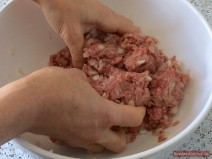 Hackfleisch mit Händen mischen für russische Buletten Kotlety