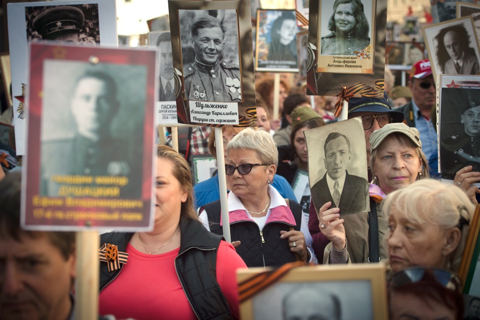 Menschen in Moskau bei der Aktion "Unsterbliches Regiment" zum Siegestag 2015
