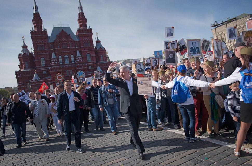 Bürgermeister von Moskau bei der Aktion "Unsterbliches Regiment" am Siegestag 2015