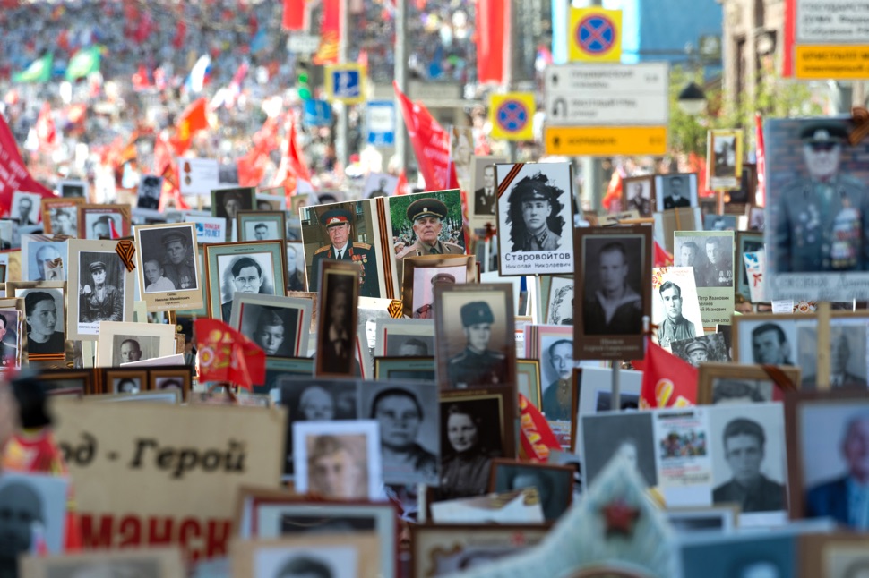 Menschen mit Portraits auf Moskauer Straßen bei der Aktion "Unsterbliches Regiment" zum Siegestag 2015