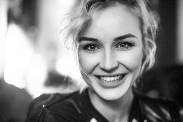 Polina Gagarina lächelt. Schwarz-Weiß-Foto