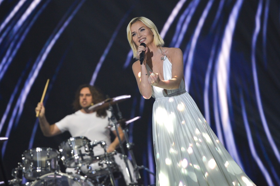 Polina Gagarina und ein Schlagzeuger auf der Bühne des ESC 2015