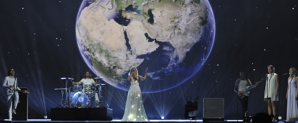 Russische Teilnehmer auf der Bühne mit Erdball im Hintergrund auf der Bühne des ESC 2015