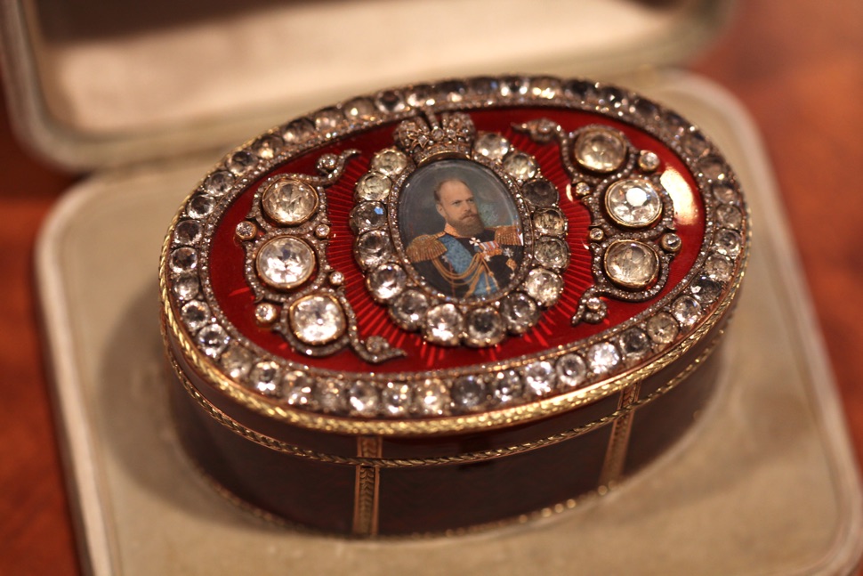 Rote Bismarck Box mit Diamanten und dem Portrait des Zaren Alexander III.