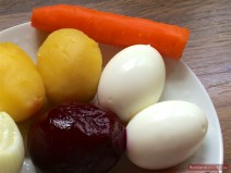 Gekochte und gepellte Eier, Kartoffel, Rote Bete und Karotte