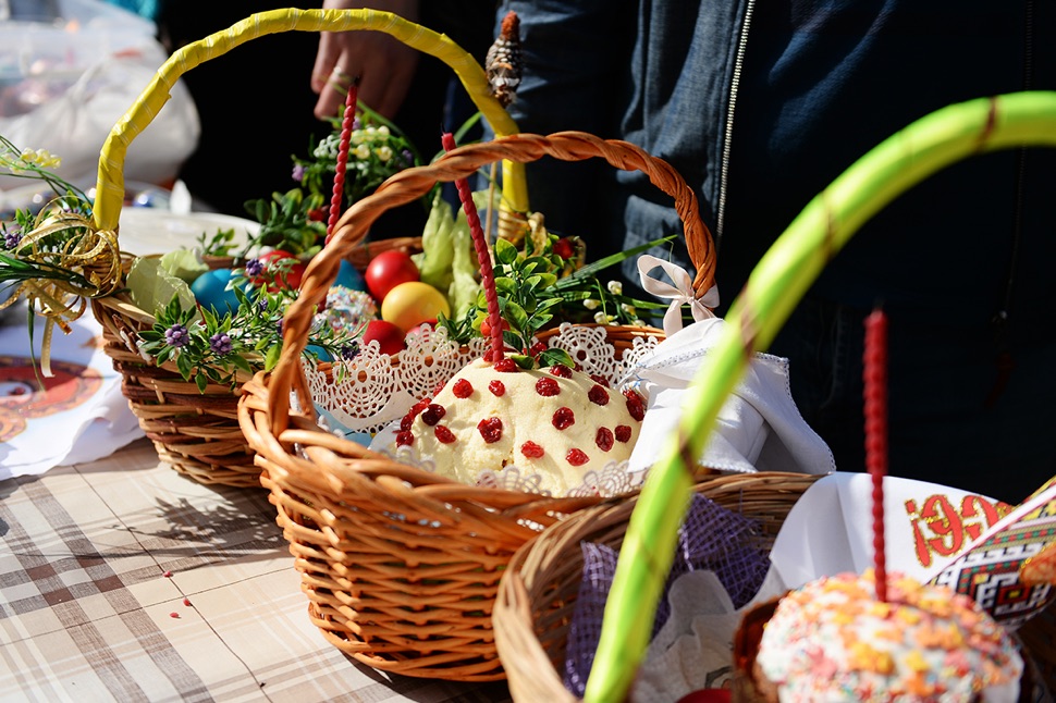 Osterbrot, Quarkspeise Paßcha und bunte Ostereier in Körbchen