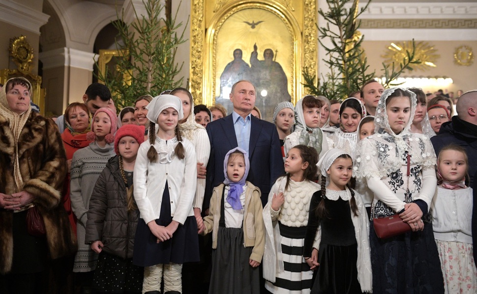 Präsident Putin mit Kindern bei der Weihnachtsmesse 2019