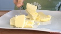 Weiche Butter in Stücke schneiden.