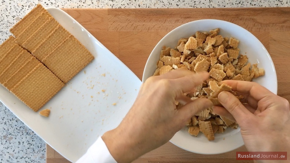 Kekse in kleine Stückchen brechen