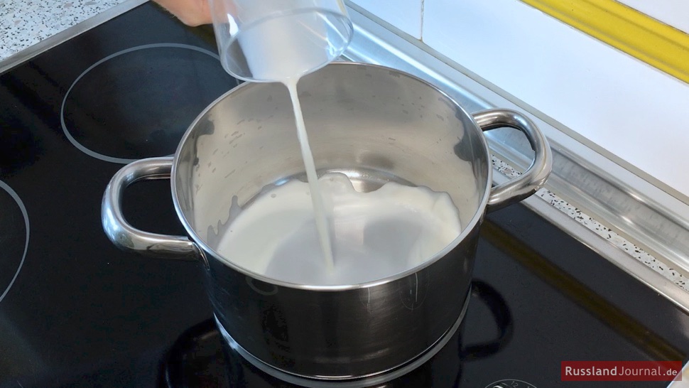 Milch in einen Topf geben und erhitzen.