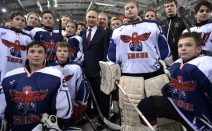 Putin beim Treffen mit dem Eishockeyklub "Sokol"
