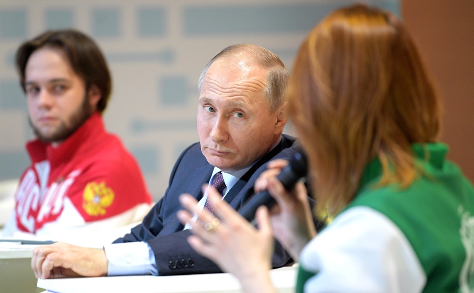 Putin am Tisch mit zwei Jugendlichen