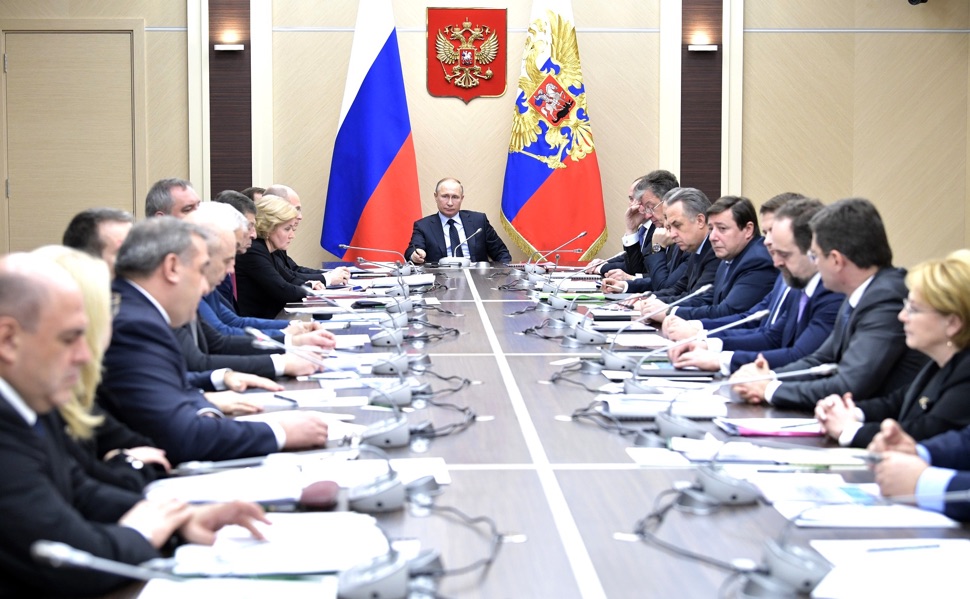 Putin am Tisch mit den Regierungsmitgliedern