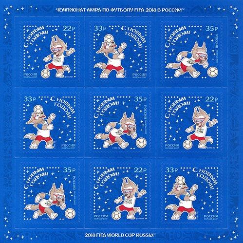 Blauer Briefmarkenbogen mit dem Maskottchen der Fußball-WM 2018 in Russland