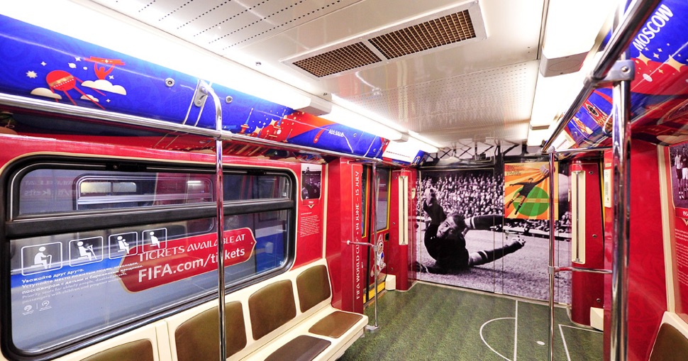 Poster der Fußball-WM 2018 in Russland in dem der WM gewidmeten Zug der Moskauer Metro