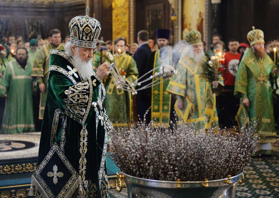 Patriarch im grünen Gewand weiht Weidenzweige