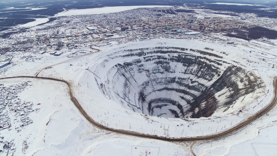 Diamantenmine in Mirny schneebedeckt