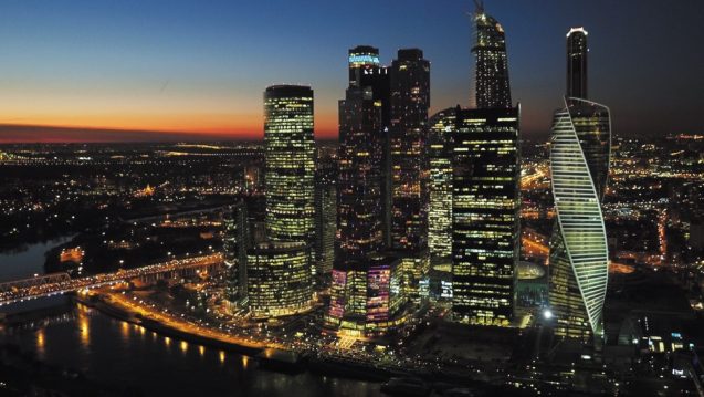 Skyline von Moskau bei Nacht