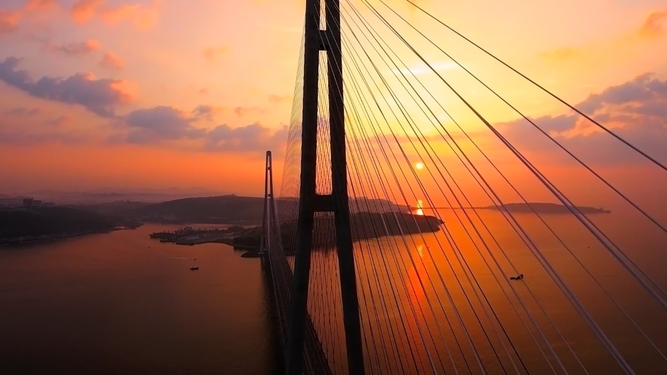 Russki-Brücke in Wladiwostok bei Sonnenuntergang