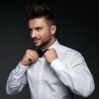 Sergey Lazarev im weißen Hemd mit schwarzer Fliege