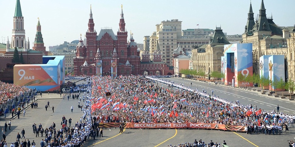 Aktion "Unsterbliches Regiment" auf dem roten Platz in Moskau mit Blick auf das Historische Museum
