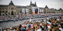 Aktion "Unsterbliches Regiment" auf dem Roten Platz mit Blick auf das Kaufhaus GUM