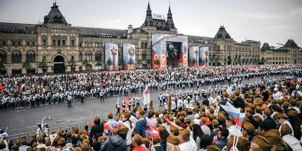 Aktion "Unsterbliches Regiment" auf dem Roten Platz mit Blick auf das Kaufhaus GUM