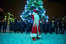 Väterchen Frost und Magier im Kampf vor einem Weihnachtsbaum