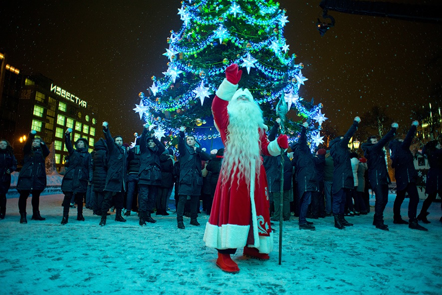 Väterchen Frost und Magier im Kampf vor einem Weihnachtsbaum