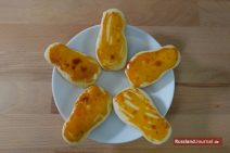 Fünf Matroschka Kekse auf weißem Untersetzer