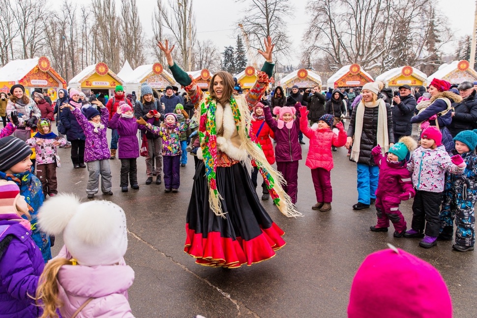 Volkstanz Maslenitsa auf WDNKh