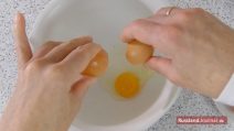 Aufgeschlagenes Ei in einer Schüssel