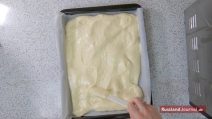 Biskuitteig auf einem mit Backpapier ausgelegtem Backblech