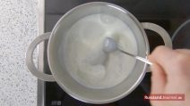 Milch und Zucker im Topf rühren