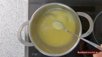 Milch-Zucker-Ei Masse im Topf