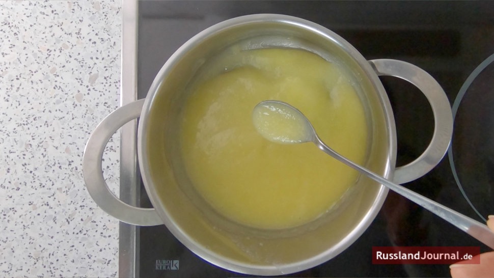 Milch-Zucker-Ei Masse im Topf