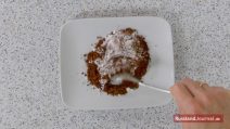 Löffel mischt Puderzucker und Kakao