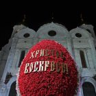 Rotes Osterei vor der weißen Christ-Erlöser-Kathedrale bei Nacht