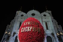 Rotes Osterei vor der weißen Christ-Erlöser-Kathedrale bei Nacht