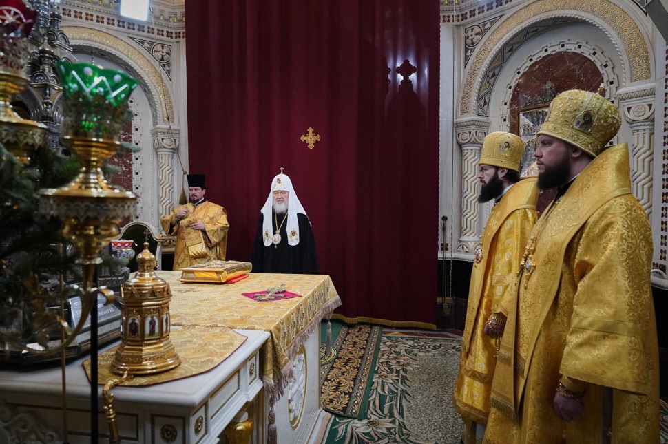 Patriarch im schwarzen Gewand und weißer Kopfbedeckung