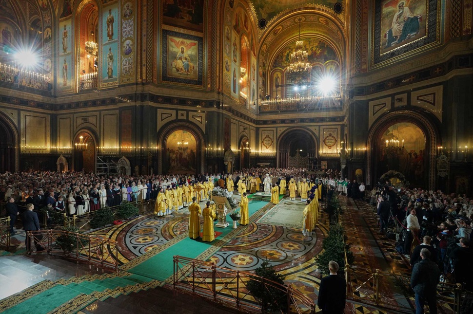 Im Zentrum der Christ-Erlöser-Kathedrale bei Weihnachtsmesse