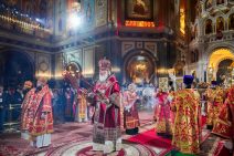 Patriarch mit Kerzen beim Gottesdienst an Ostern