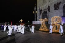 Kreuzprozession um die Christ-Erlöser-Kathedrale mit Buchstaben ХВ
