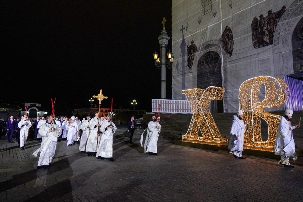 Kreuzprozession um die Christ-Erlöser-Kathedrale mit Buchstaben ХВ