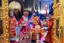 Patriarch segnet Prosphora beim Ostergottesdienst