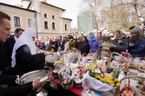 Patriarch besprengt Osterspeisen mit Weihwasser